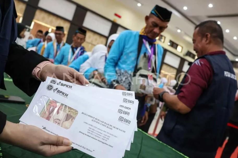 PPIH Embarkasi Makassar Bagikan Uang Saku Rp3,4 Juta kepada 16.750 Jamaah Calon Haji