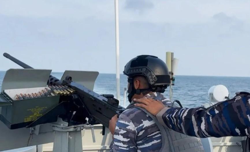 KRI Alamang-644 Tingkatkan Kesiapsiagaan Tempur Lewat Latihan Bahaya Udara di Selat Malaka