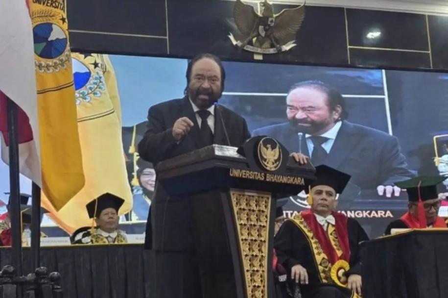 Surya Paloh Soroti Kemiskinan Nalar di Ruang Publik Saat Hadiri Pengukuhan Guru Besar di Surabaya