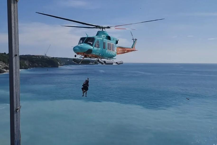 Dua WNA Terjebak Tebing Uluwatu Berhasil Dievakuasi Helikopter dalam Operasi Dramatis