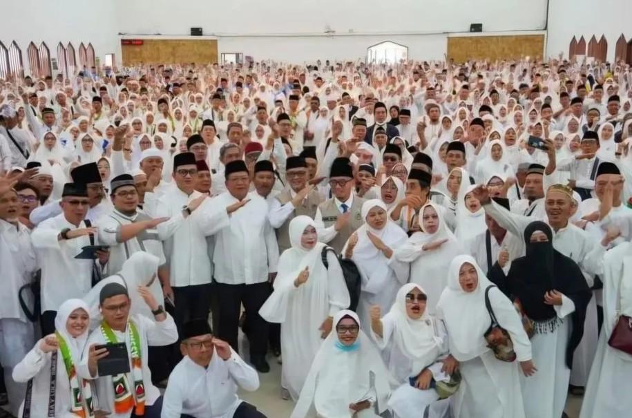 Ratusan Jamaah Haji Cimahi Gelombang I Diberangkatkan, Satu Lansia 86 Tahun Jadi Sorotan