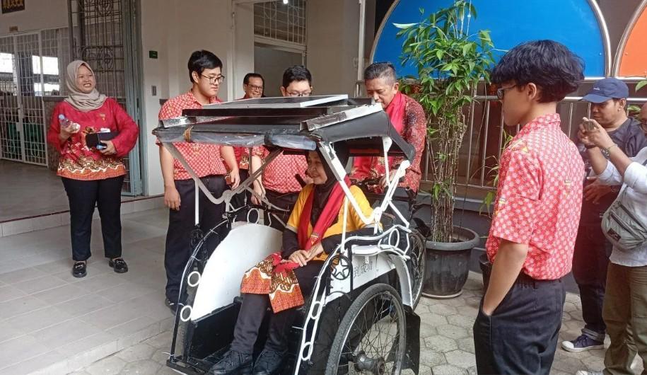 Pelajar Purwokerto Ciptakan Becak Listrik Tenaga Surya E-Cak untuk Selamatkan Transportasi Tradisional