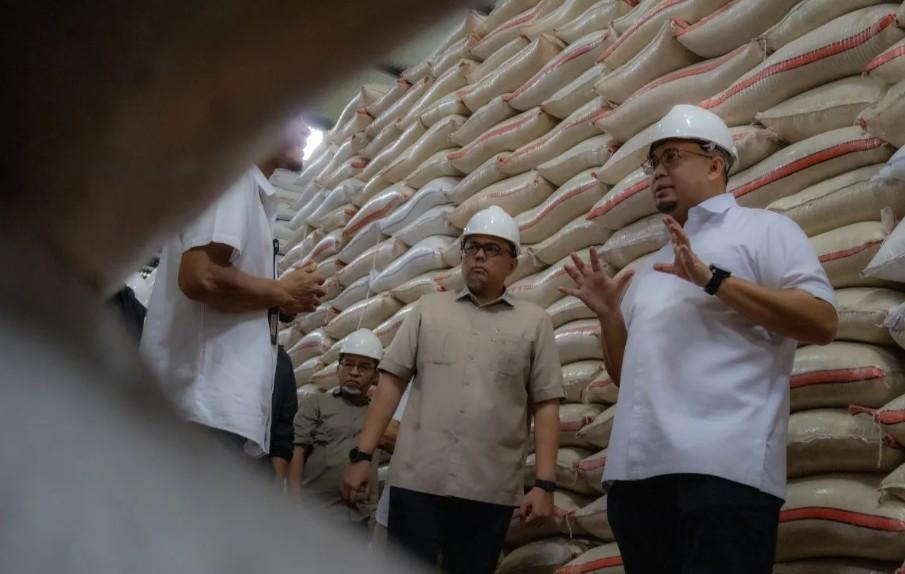 Stok Beras Bulog Sumbar Dipastikan Aman hingga Awal 2027, Andre Rosiade Sebut Tak Ada Impor Sejak 2025