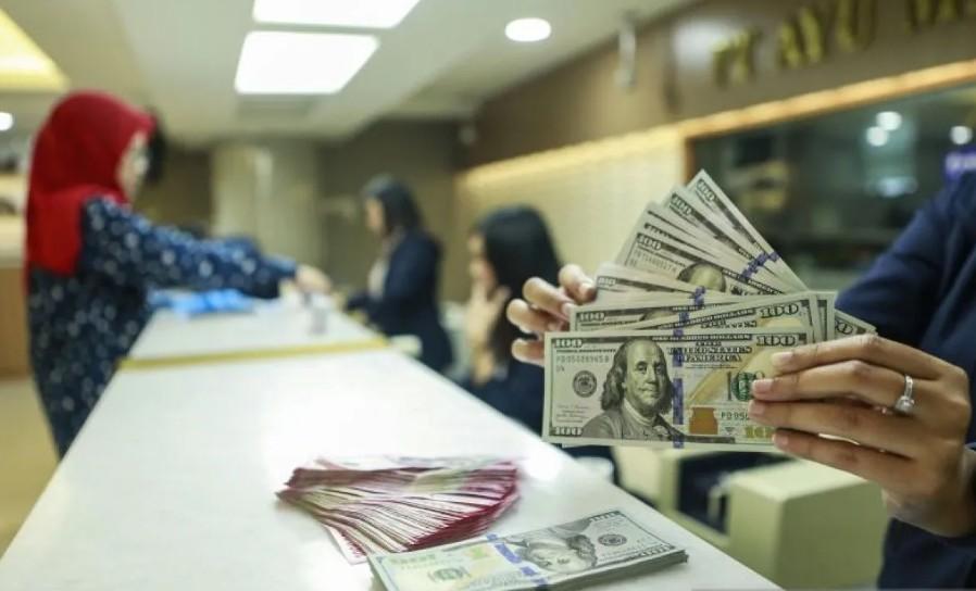 Rupiah Ditutup Melemah ke Rp17.414 per Dolar AS Dipicu Ketegangan Iran dan AS