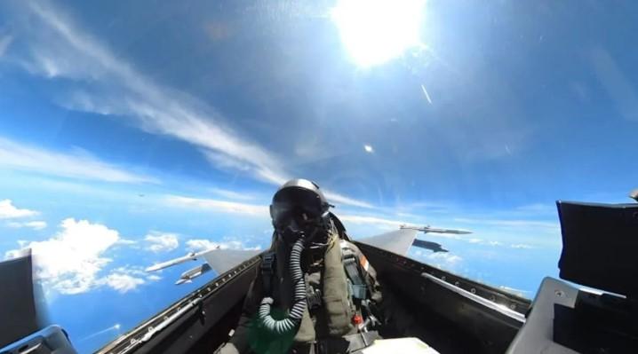 KSAU Tonny Harjono Patroli Udara dengan Pesawat Tempur F-16 di Langit Manado