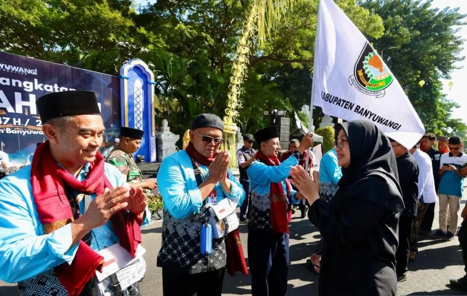 Ribuan Calon Haji Banyuwangi Diberangkatkan ke Asrama Haji Sukolilo dalam Lima Kloter