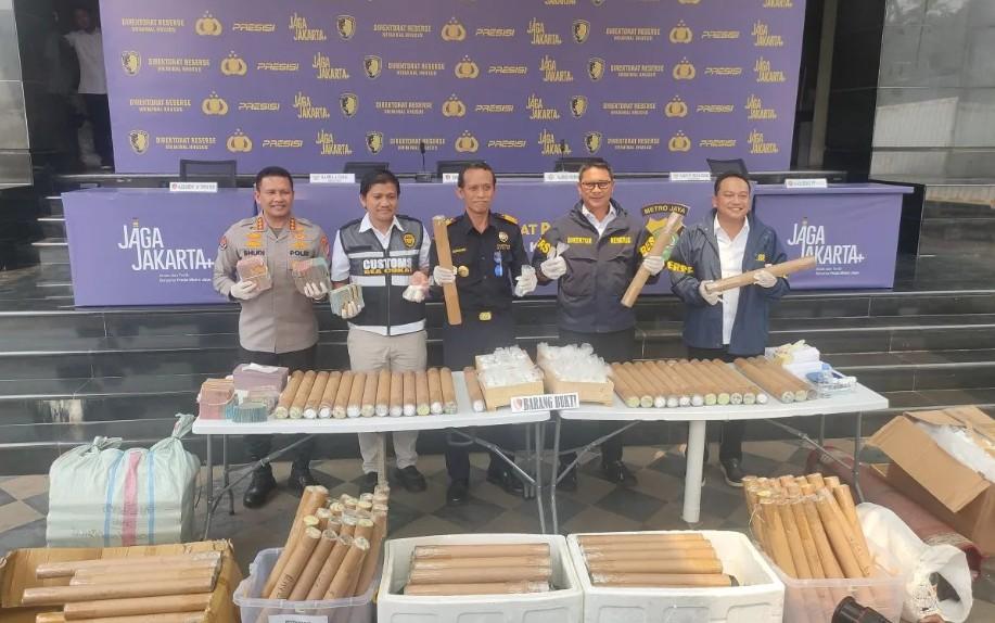 Polisi Bongkar Penyelundupan 760 Kilogram Merkuri ke Filipina yang Disamarkan dalam Gulungan Karpet