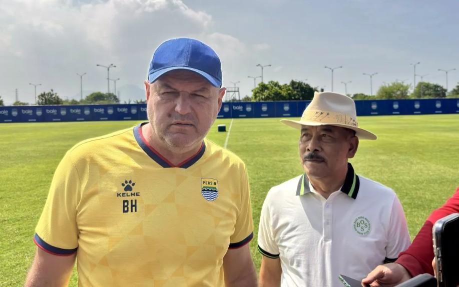 Bojan Hodak Pastikan Persib Bandung Siap Hadapi PSM Makassar Meski Tanpa Dua Pemain Inti