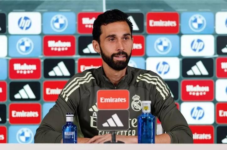 Alvaro Arbeloa Tegaskan Real Madrid Belum Terpuruk Meski Gagal Juara Dua Musim Beruntun