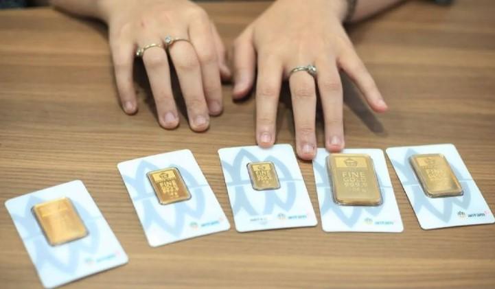 Harga Emas Antam Turun Rp20.000 per Gram pada Jumat Pagi