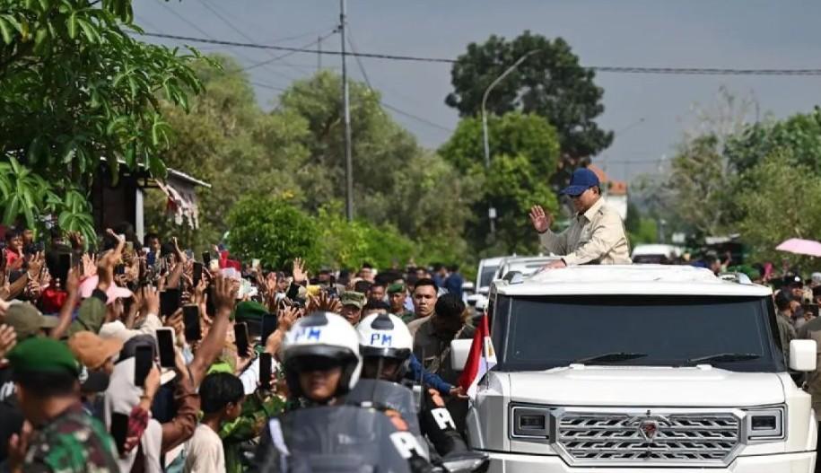 Presiden Prabowo Minta PT Pindad Rancang Mobil Khusus agar Bisa Menyapa Warga dengan Mudah