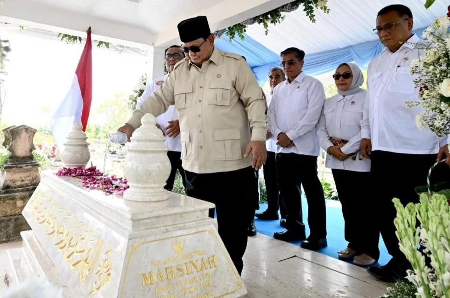 Presiden Prabowo Berziarah ke Makam Marsinah Usai Resmikan Museum dan Rumah Singgah Buruh di Nganjuk