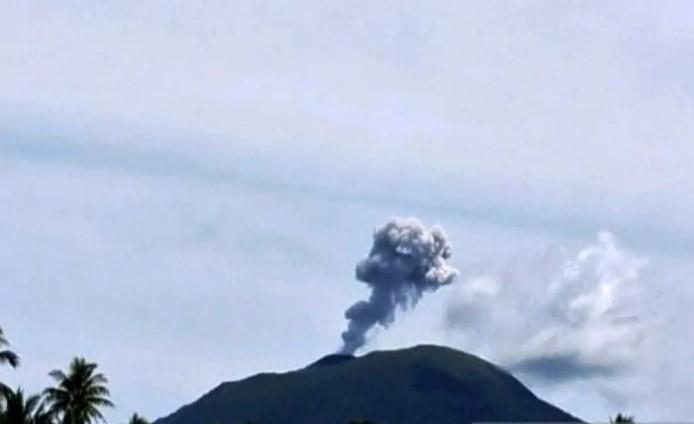Gunung Ibu Kembali Erupsi, Kolom Abu Vulkanik Capai 800 Meter