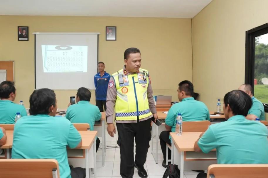 Korlantas Polri dan Green SM Indonesia Gelar Pelatihan untuk Tingkatkan Profesionalitas Pengemudi Taksi