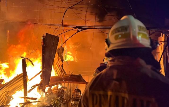 Dua Rumah di Duren Sawit Jakarta Timur Terbakar Diduga Akibat Korsleting Listrik