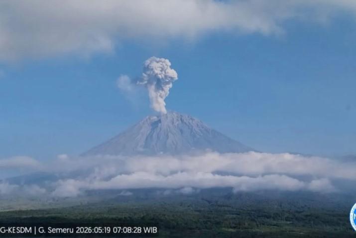 Gunung Semeru Erupsi Tiga Kali dengan Letusan Capai 1 Kilometer pada Selasa Pagi
