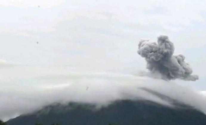 Badan Geologi Perluas Radius Aman Gunung Ibu Setelah Erupsi Susulan