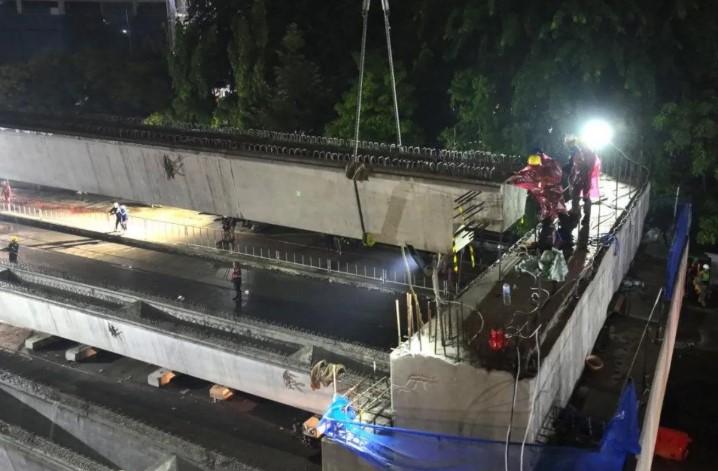 Pembangunan Jalan Layang Latumenten Masuki Tahap Pemasangan Gelagar Beton Pracetak