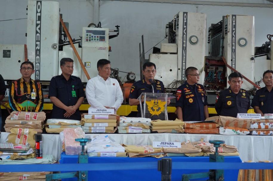 Bea Cukai dan BAIS TNI Bongkar Sindikat Produksi Pita Cukai Ilegal Serta Mesin Cetak di Jawa Tengah, Jepara dan Semarang