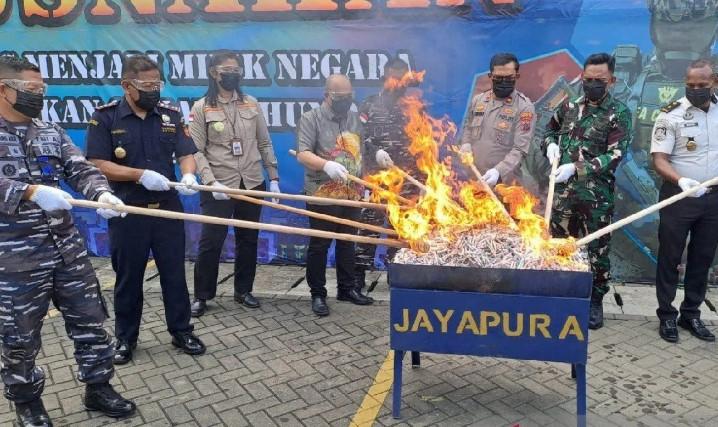 Bea Cukai Jayapura Musnahkan Puluhan Ribu Rokok Ilegal Hasil Operasi Gempur 2026