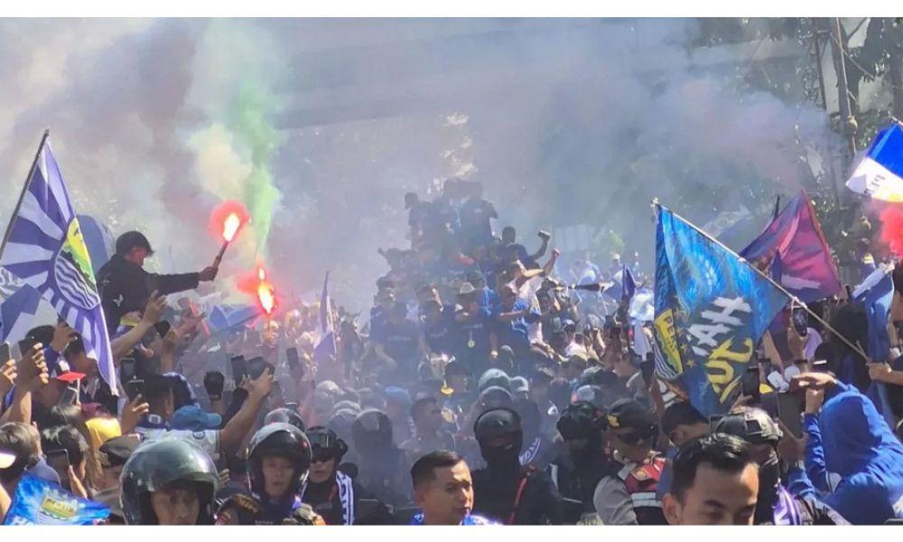 Ratusan Ribu Bobotoh Padati Bandung Rayakan Persib Juara Liga Tiga Musim Beruntun