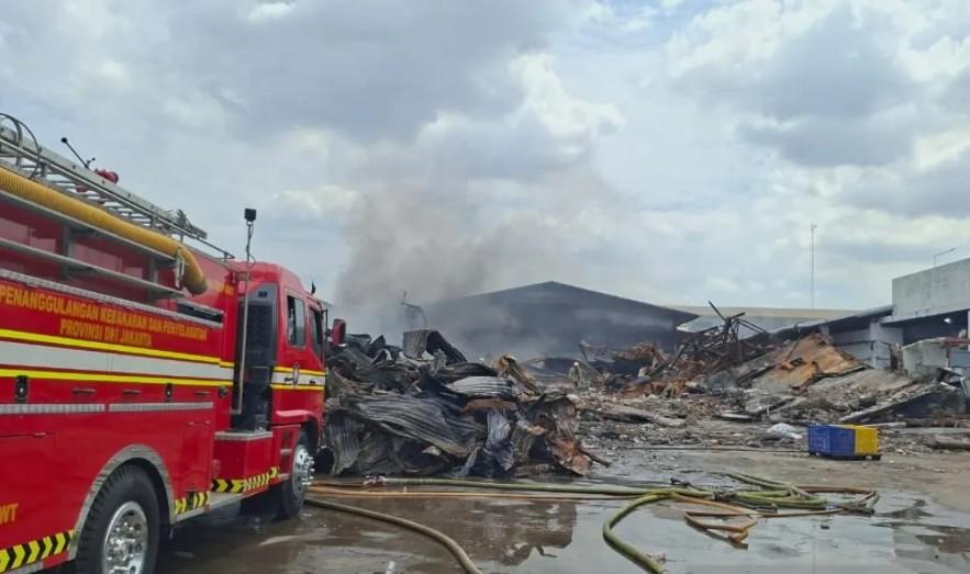 Kebakaran Gudang Plastik di Kapuk Kembali Menyala pada Hari Kedelapan Pemadaman