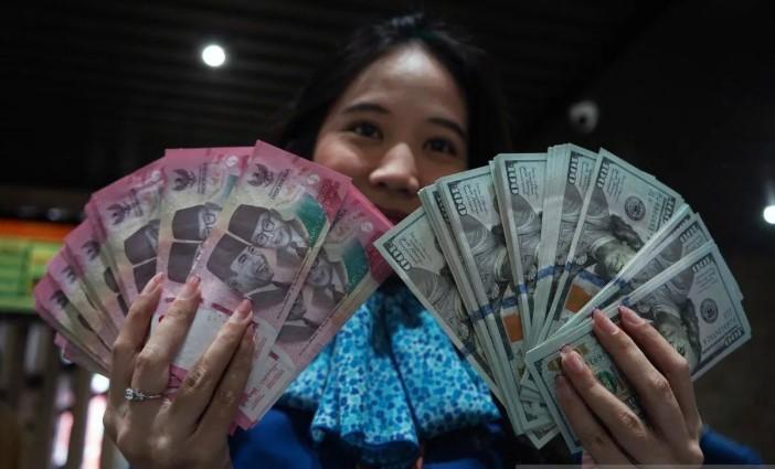 Rupiah Menguat ke Level Rp17.696 per Dolar AS pada Perdagangan Senin Pagi