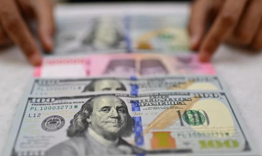 Rupiah Ditutup Melemah ke Rp17.744 per Dolar AS Dipicu Ekspektasi Kenaikan Suku Bunga The Fed