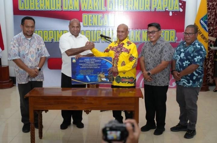 Pemprov Papua Serahkan Bantuan Starlink di 62 Titik Wilayah Biak Numfor