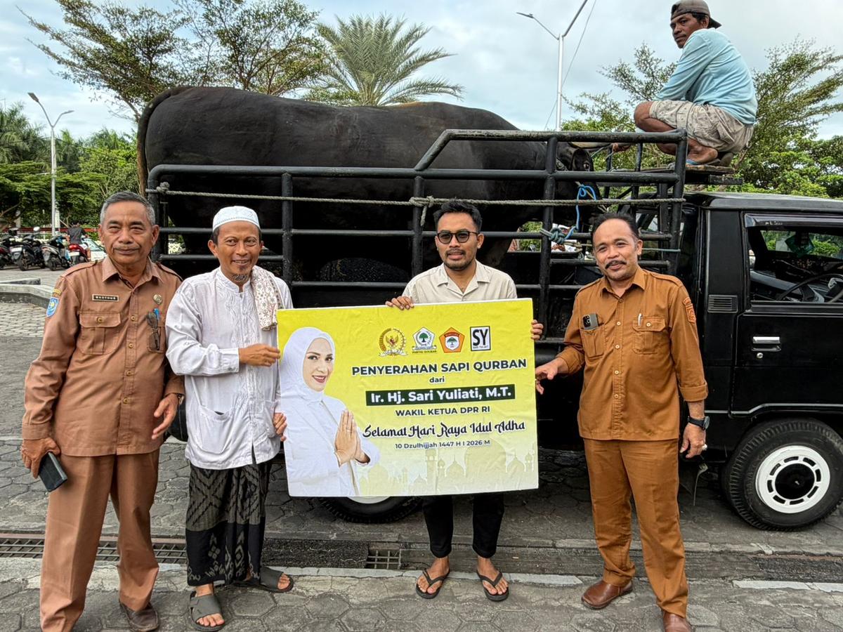 Wakil Ketua DPR RI Sari Yuliati Salurkan Sapi Qurban Jumbo Premium ke Masjid Agung Selong dan Masjid Agung Praya