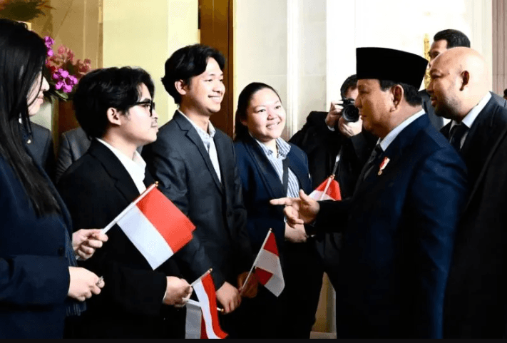 Prabowo Subianto Disambut Ratusan Diaspora Indonesia di Paris, Pertemuan Hangat Pererat Hubungan Warga di Perantauan