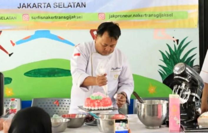 Sudin Nakertransgi Jaksel Latih 50 Warga Membuat Aneka Kue dan Pastry
