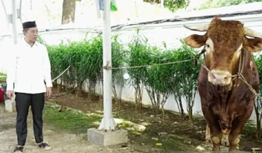 Bupati Karawang Aep Syaepuloh Bagikan Daging Kurban Bantuan Presiden Prabowo untuk Warga Wilayah Utara