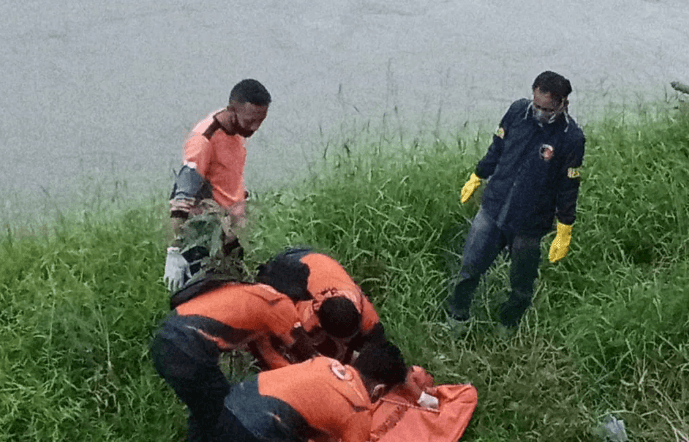 Tim SAR Gabungan Evakuasi Mayat Tanpa Identitas yang Ditemukan di Sungai Enim Muara Enim