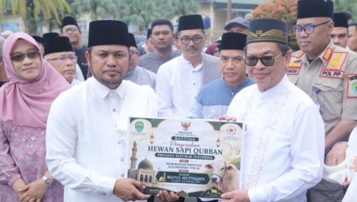Gubernur Kaltim Serahkan Sapi Kurban Bantuan Presiden Prabowo di Islamic Center Samarinda