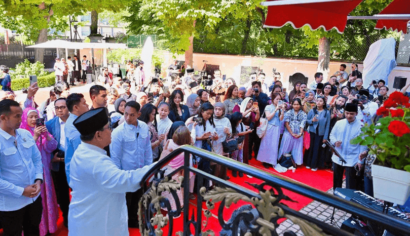 Presiden Prabowo Salat Idul Adha Bersama Diaspora Indonesia di Paris, Suasana Hangat Warnai Wisma Indonesia