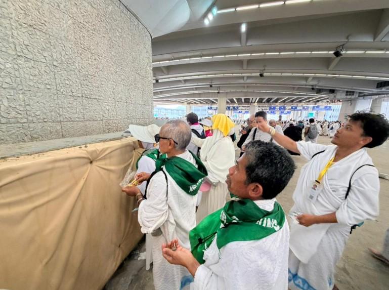 Rieke Diah Pitaloka Haru Lihat Semangat Jemaah Haji Lansia Indonesia Saat Lempar Jumrah di Mina