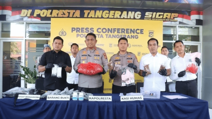 Kapolresta Tangerang Kombes Pol Andi Muhammad Indra Waspada Amirullah menunjukkan barang bukti narkoba sintetis di Tangerang,