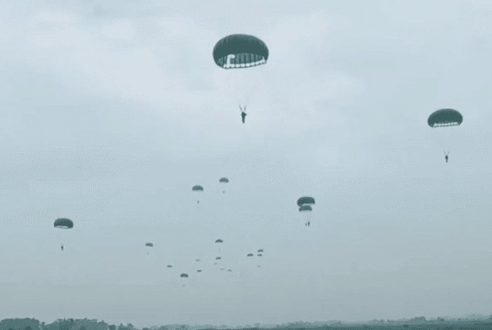 Korpasgat TNI AU Dukung Latihan Terjun 920 Prajurit Kopassus dan Yonif 848 di Batujajar untuk Tingkatkan Kesiapsiagaan Tempur