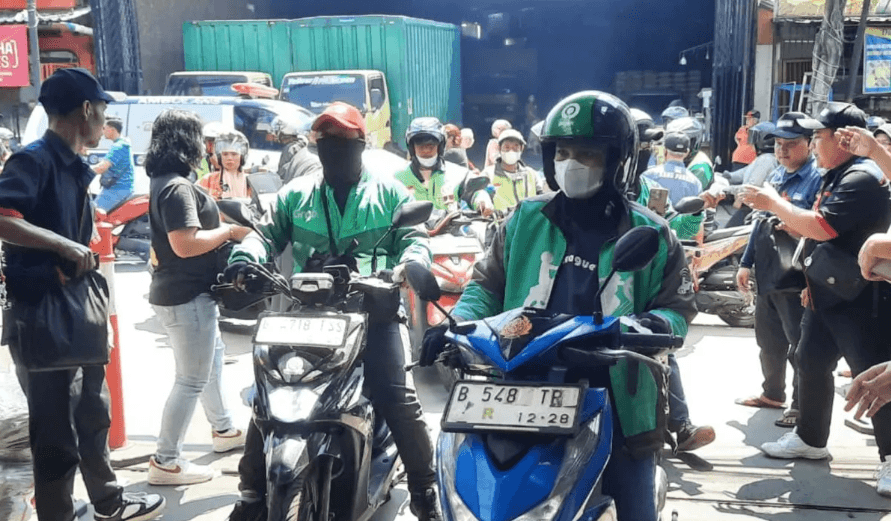 Toko Ponsel di Ciracas Bagikan 1.000 Sembako untuk Ojol saat Idul Adha, Ribuan Pengemudi Antre Sejak Pagi