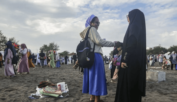Suster Joyce Menyapa Jamaah Idul Adha di Gumuk Pasir Parangkusumo Sambil Meneliti Ruang Ibadah Terbuka