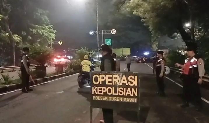 Polsek Duren Sawit Temukan Obat Keras Daftar G saat Razia Kendaraan Malam Hari