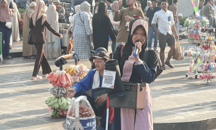 Dua Penyandang Tunanetra Menyanyikan Lagu Religi di Masjid Istiqlal Saat Idul Adha untuk Mengais Rezeki di Tengah Keramaian
