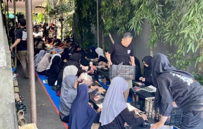 Irfan Hakim Libatkan Puluhan Panitia untuk Distribusi Daging Kurban di Bekasi