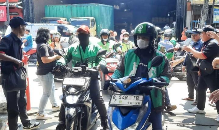 Toko Ponsel di Ciracas Bagikan 1.000 Paket Sembako untuk Ojol Saat Idul Adha
