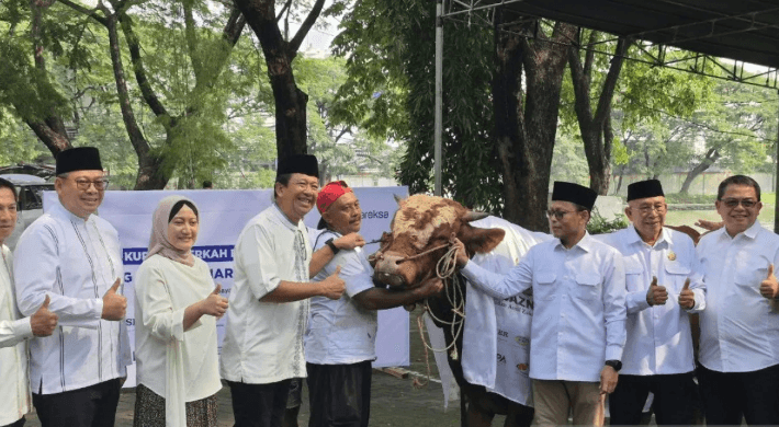 Danareksa dan Baznas Salurkan 3.000 Paket Daging Kurban di Surabaya untuk Warga Kurang Mampu