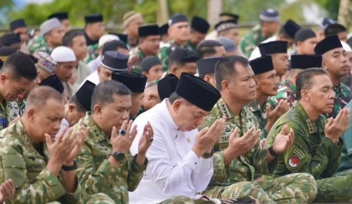 Menhan dan Wakil Panglima TNI Shalat Idul Adha Bersama Warga di Papua Barat