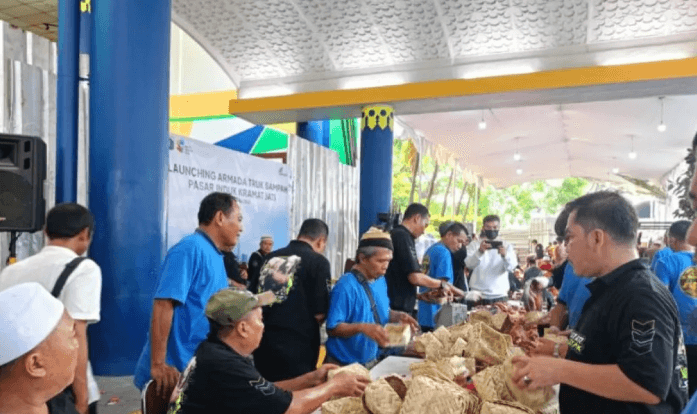 Pasar Induk Kramat Jati Bagikan 6.000 Paket Daging Kurban dengan Besek Bambu Ramah Lingkungan pada Idul Adha 1447 H