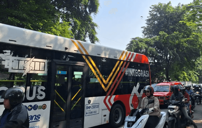 Transjakarta Kembali Beroperasi Normal Usai Jalan Raya Lenteng Agung Dibuka Sementara Setelah Amblas