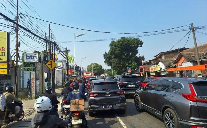 Jalan Amblas di Lenteng Agung Picu Kemacetan Parah, Rute TransJakarta Dialihkan